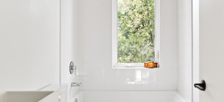 El piso de arriba tiene unos 13 m2 e incluye habitación y baño