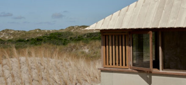 Una casa prefabricada rodeada de un paisaje natural
