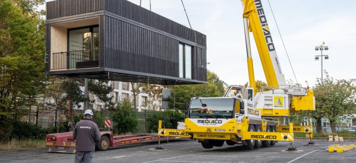 La casa fue transportada y colocada por una gran grúa