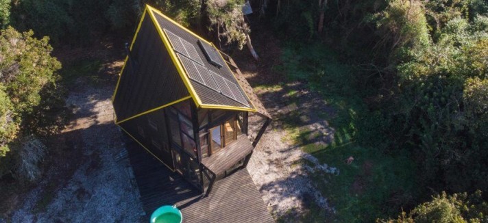 Esta cabaña prefabricada está ubicada en un entorno natural, junto al mar