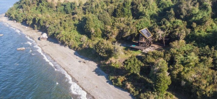 Esta casa prefabricada está junto a la costa