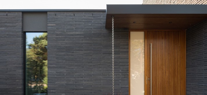 Entrada Villa Tennisvägen, de ladrillo y madera