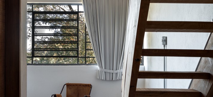 Estancia con escaleras