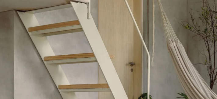 Escaleras interiores, junto a la puerta
