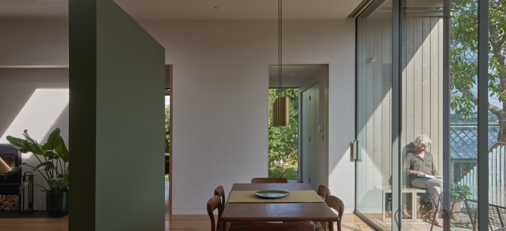 El comedor se sitúa frente a una terraza acristalada