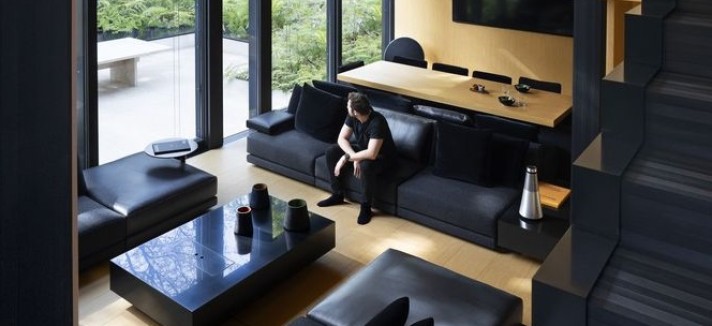 Tiene un diseño interior moderno 