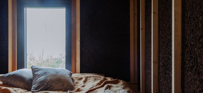 Dormitorio con ventana