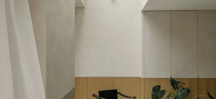 Debido a las dimensiones de la claraboya, de pared a pared, se da la sensación de que la fachada posterior se separa del interior, creando una "ilusión" de estar al aire libre.