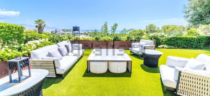 La vivienda de lujo con la fachada circular y acristalada a la venta en Sitges (Barcelona)