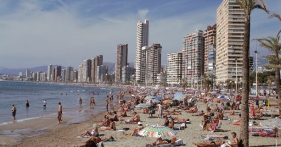 Brotes verdes en los pisos de la playa