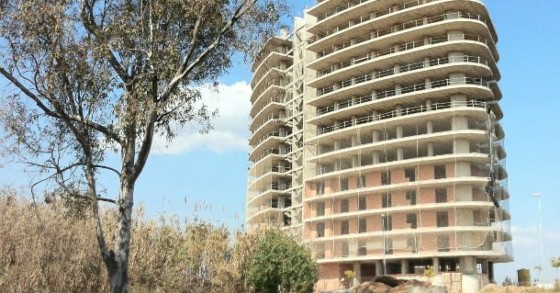 Sareb demolerá las promociones de viviendas invendibles
