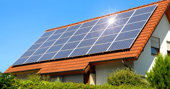 Renovables vs eléctricas: ¿Es el autoconsumo doméstico el futuro o un peligro?