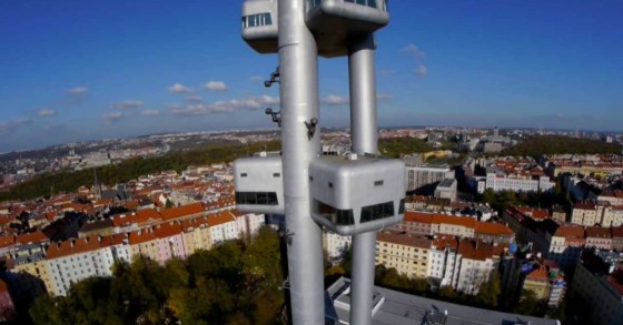 El vértigo (y el lujo) de dormir en una torre de TV de la era comunista a razón de 929 euros la noche