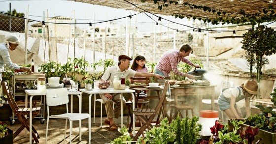 Terraza decorada con mesas y plantas
