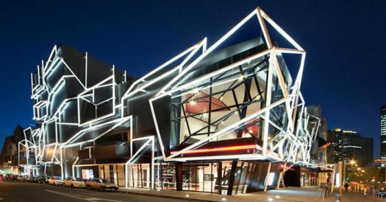 Edificio de diseño con luces de led
