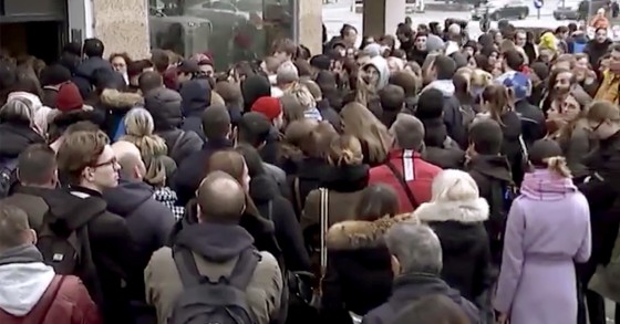 Por qué se forman largas colas de personas para visitar un piso barato en Berlín
