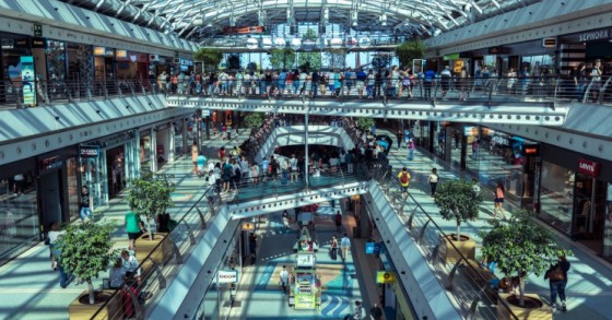 El verano agudiza la caída de visitantes en los centros comerciales, que vuelve a acercarse al 40%