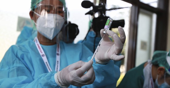 Israel afirma que la vacuna de Pfizer detiene la propagación del covid