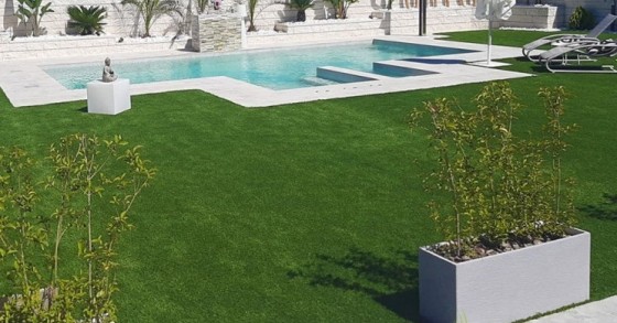 Césped artificial: qué ventajas tiene, dónde comprarlo y cómo instalarlo en jardines o terrazas