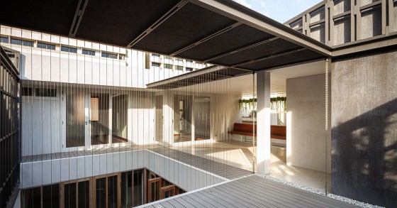 Una casa de diseño en el centro de Bangkok que ha sido rehabilitada con materiales prefabricados