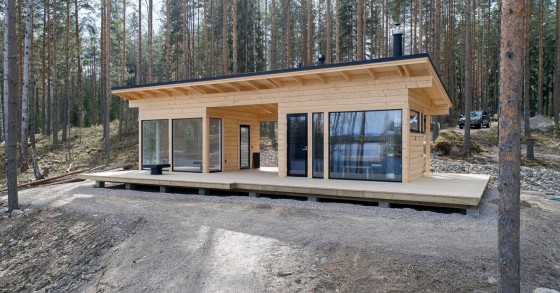 Una casa prefabricada de madera con sauna y vistas a un lago a las afueras de Helsinki 
