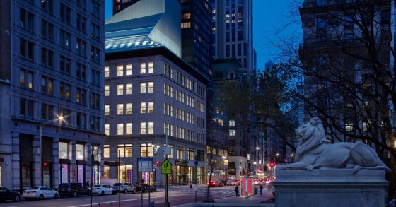Una espectacular biblioteca con terraza para disfrutar del paisaje urbano de Nueva York