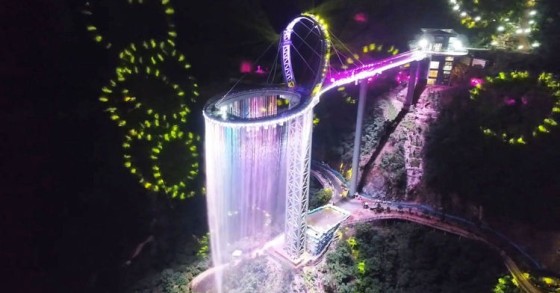 Cascada y espectáculo nocturno de luces: así es este mirador de infarto de 500 metros de altura