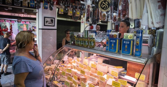 Una mujer comprando en una charcutería