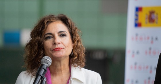 La ministra de Hacienda y Función Pública María Jesús Montero atiende a los medios, a 4 de noviembre de 2022 en Sevilla, (Andalucía, España). El alcalde de Sevilla, Antonio Muñoz, presenta el proyecto para la recuperación de las antiguas naves de Hytasa y