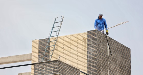 Archivo - Un operario trabajando en la construcción