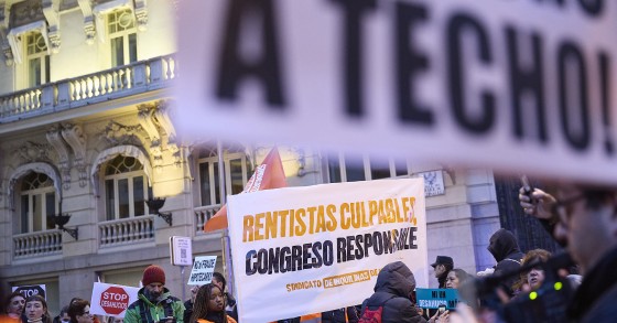 Archivo - Un grupo de personas durante una manifestación frente al Congreso por el fin de la moratoria antidesahucios.