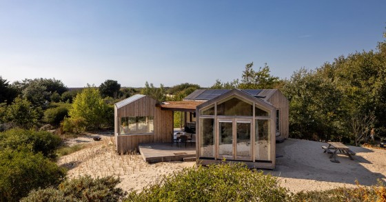 La Duinhuis o Casa de las dunas está situada sobre las dunas de Ouddorp, en la isla de Goeree-Overflakkee. 