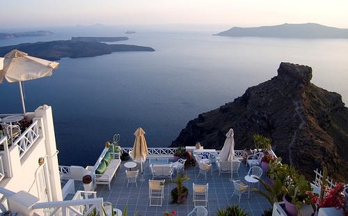 vista de Caldera desde una terraza en Santorini, Grecia Grecia, un mercado con alto atractivo inmobiliario