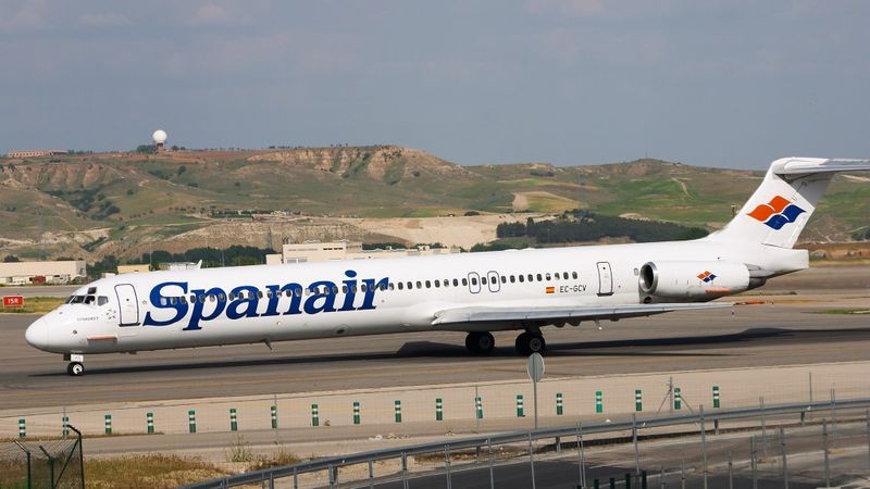 spanair dejará 15 aviones en tierra durante otoño La aerolínea Spanair suprimirá el 1.100 empleos, el 25% de su plantilla