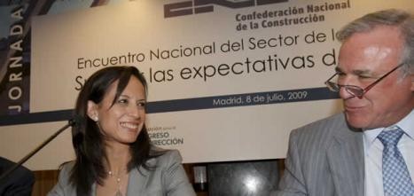juan lazcano junto a la ministra de vivienda en unas jornadas pasadas Las constructoras piden un "plan 2000e" exclusivo para la vivienda