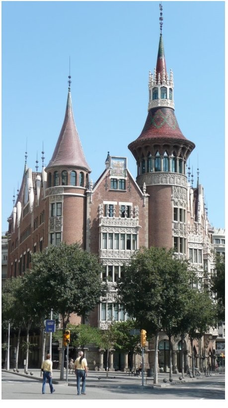 Colonial pone en venta la “casa de les punxes” por 25 millones (fotos)