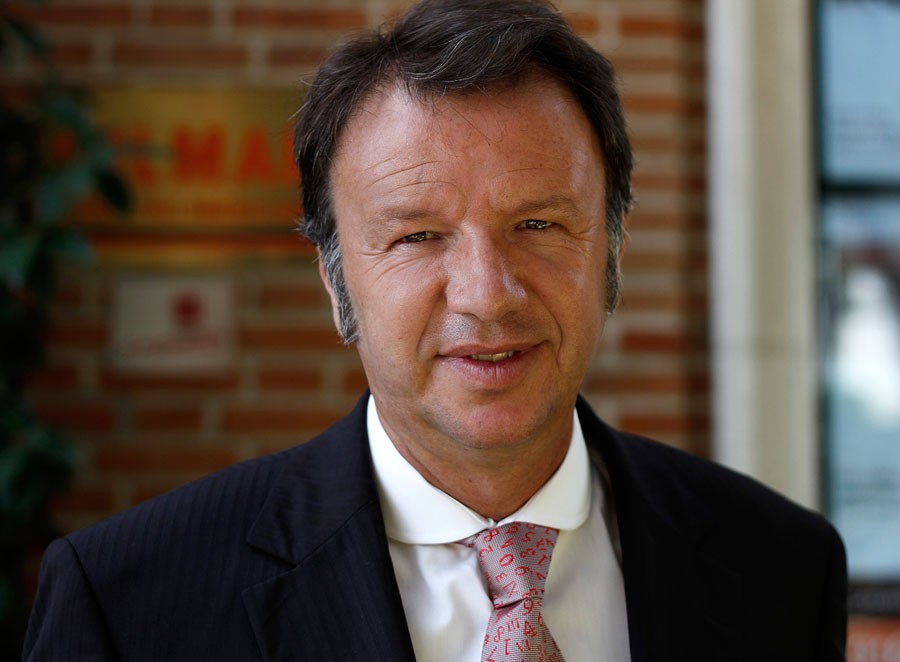 jesús gil marín a la puertas de las oficinas de gilmar en la moraleja Jesús gil: "una casa no debería tardar más de tres o cuatro meses en venderse"