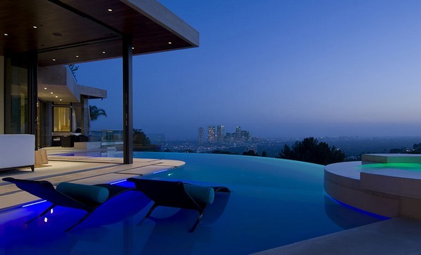 Vivienda con vistas sin fin de la ciudad y el océano en california