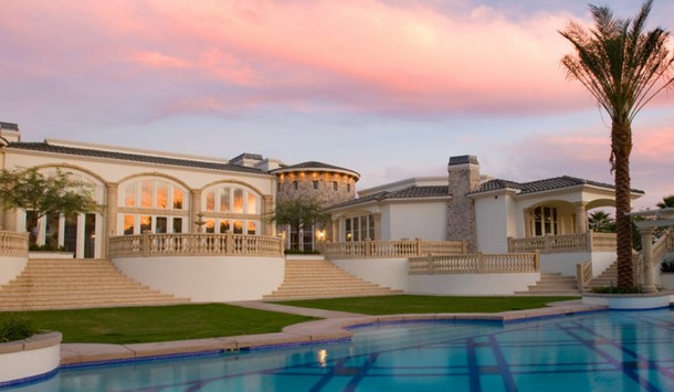 Un espejismo con cascadas en el desierto de palm springs (eeuu)