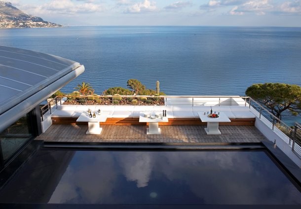 piscina "sin fin" con espectaculares vistas al mar Villa de lujo en primera línea de la costa azul (Francia)