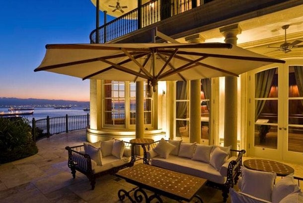 exterior de la mansión con vistas al mar Neoclasicismo en estado puro en Gibraltar