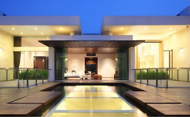 Villa de espacios abiertos para dar entrada a la naturaleza (Indonesia) 
