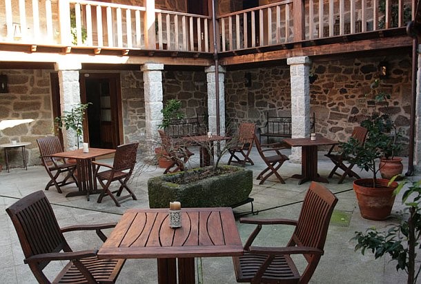 vista del patio interior del pazo Un pazo de la familia Ulloa a la venta en idealista.com