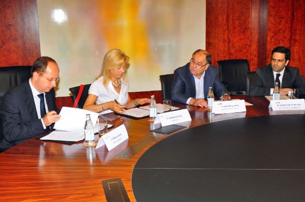 foto de la firma del acuerdo Nota de prensa: mediterranean firma un acuerdo con el colegio de agentes de la propiedad inmobiliaria de Alicante para comercializar inmuebles