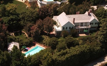 Estrellas de hollywood que han vendido o comprado viviendas pese a la crisis (fotos)