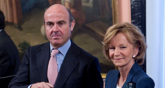 el ministro de economía, luis de guindos, con su antecesora en el cargo, elena salgado deguindos_110112