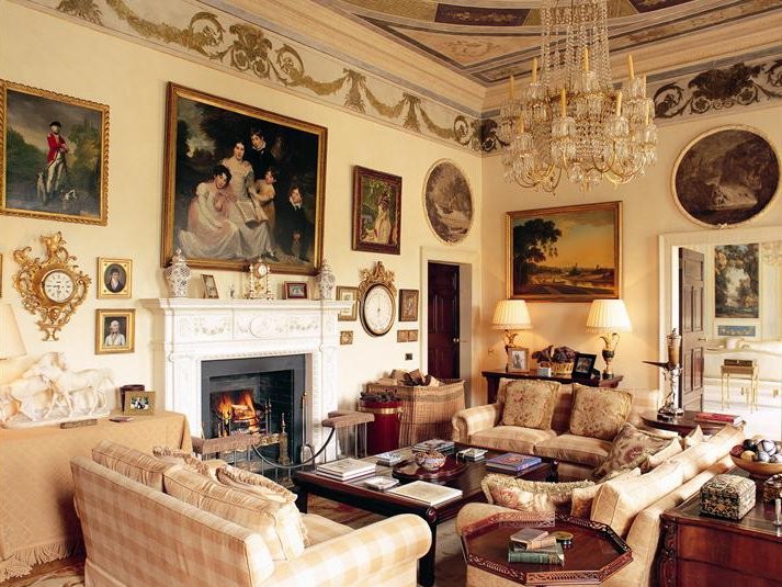 this-room-is-decorated-to-the-hilt_0