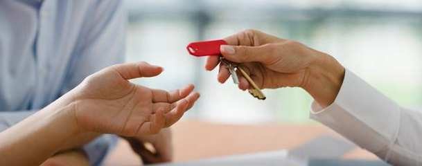 Los pioneros en la lucha contra los desahucios logran la condonación de 269.000 euros de hipoteca a cambio de su vivienda