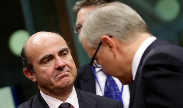 Bruselas insta a España a corregir desequilibrios: el paro y la deuda pública