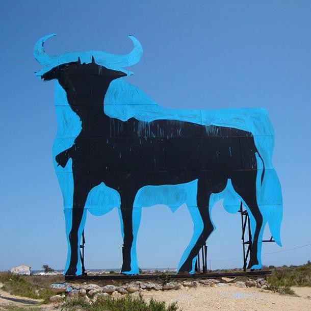 el Toro de Osborne de Santa Pola (Alicante) simbolizando la crisis española (foto: taringallega.com) El mapa de la vergüenza de las cajas de ahorros españolas